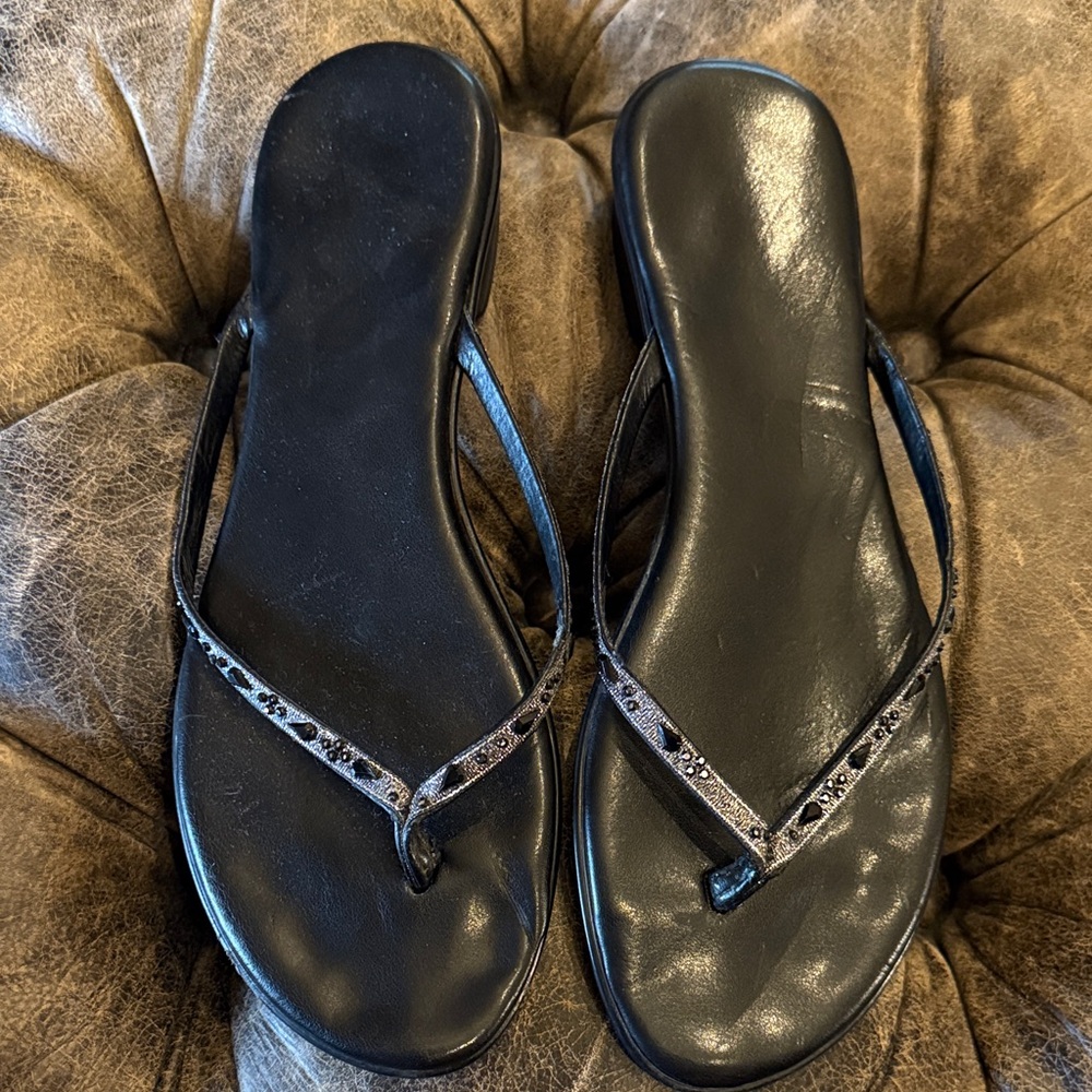 Italian Shoemakers Black Women's Embellished Sandal Flip Flops